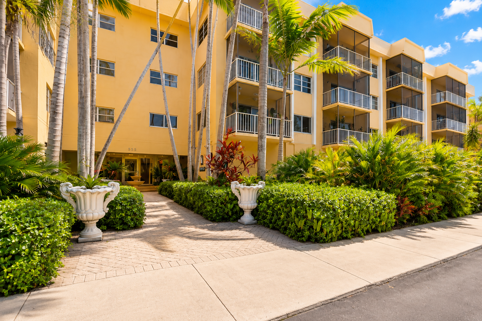 Tropical courtyard walkway between Keystone Bay residences